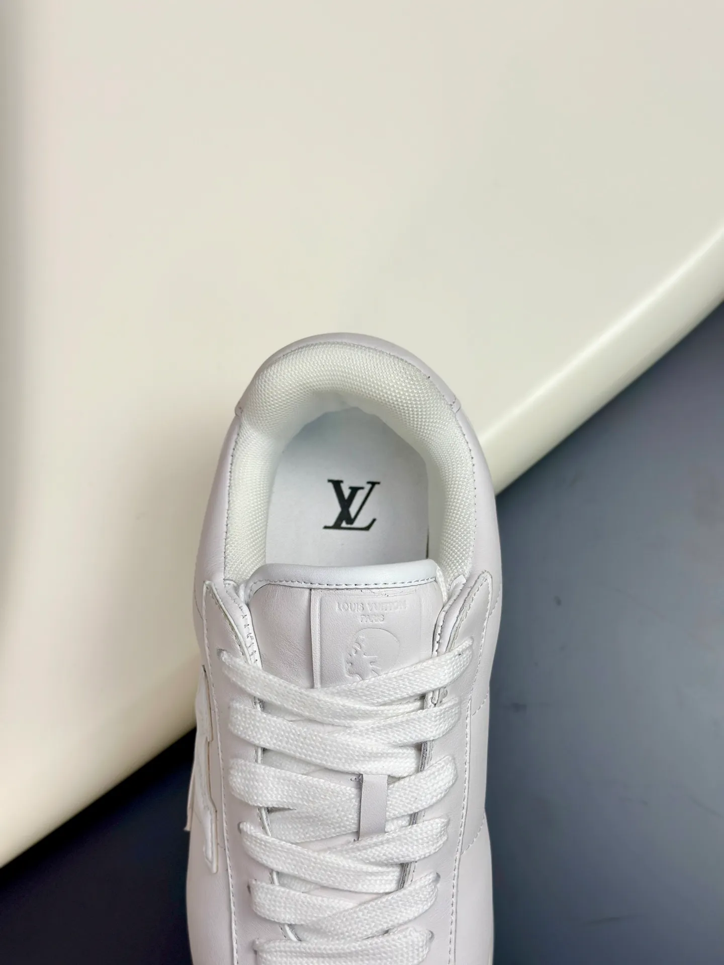 Factory direct sale ¥700💰Full set of packaging💰Top version LV-Louis Vuitton-Classic catwalk new style 1:1 developed replica of the original version! ! The upper foot is very comfortable. It is made of luxurious materials and fine workmanship. The midsole is printed with English letters "Made in Europe". The upper is made of calfskin imported from Italy. The side is decorated with the brand's LOGO and signature. The latest latex foot pads and mesh lining make the foot feel super comfortable. Original factory special supply of original two-color T men's shoes 💰U combination outsole. Bag technology Goodyear stitched edges Fabric: Exclusive custom first-layer cowhide Accessories: Exclusive private model Vuitton logo, lining: Customized silk mesh lining - first-layer silk cowhide lining Outsole: T men's shoes 💰U combination outsole wear-resistant, non-slip and anti-yellowing Foot pads: new latex pads-mesh sweat-absorbent Counter technology: fully computerized sewing machine wire drawing Toe cap Back cover Hot and cold shaping A complete set of pull-top lasts with medium and low logo patterns. Counter packaging - shoelaces, certificates, cards, instructions, certificates, dust bags. The most comprehensive packaging on the Internet. Men's model 339-44 (38/45 custom-made, non-returnable!